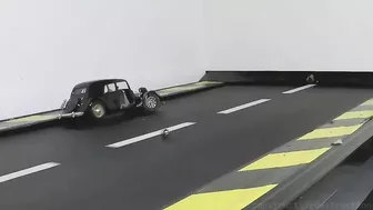 Model Citroen vs Slingshot On Treadmill