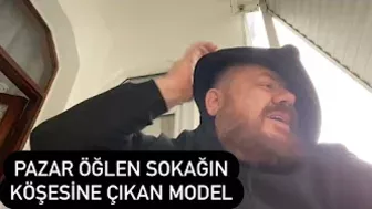 Pazar öğlen sokağın köşesine çıkan model.