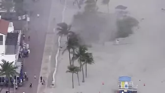 Waterspout sends people scrambling on Hollywood Beach in Florida