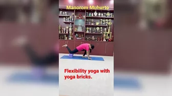 (Brick yoga) Flexibility yoga with yoga bricks.