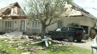 Volunteers lend a hand following Virginia Beach tornado