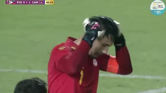 Philippines keeper Setters is knocked out after elbow in the face | Football SEA Games Cambodia 2023