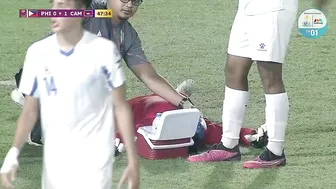 Philippines keeper Setters is knocked out after elbow in the face | Football SEA Games Cambodia 2023