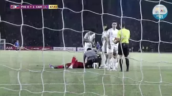 Philippines keeper Setters is knocked out after elbow in the face | Football SEA Games Cambodia 2023