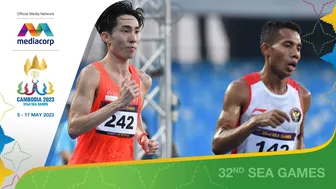 Singapore's Soh Rui Yong shows sportsmanship as he shares his drink during SEA Games 2023 10km race