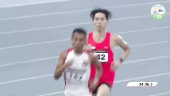 Singapore's Soh Rui Yong shows sportsmanship as he shares his drink during SEA Games 2023 10km race