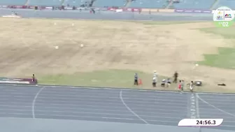 Singapore's Soh Rui Yong shows sportsmanship as he shares his drink during SEA Games 2023 10km race