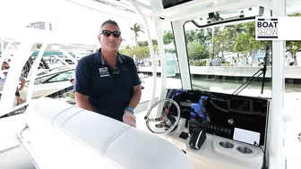 BOSTON WHALER 280 Dauntless seen at the Palm Beach Boat Show 2023 - The Boat Show