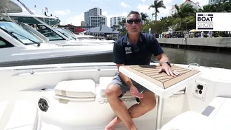 BOSTON WHALER 280 Dauntless seen at the Palm Beach Boat Show 2023 - The Boat Show