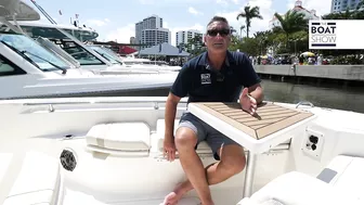 BOSTON WHALER 280 Dauntless seen at the Palm Beach Boat Show 2023 - The Boat Show