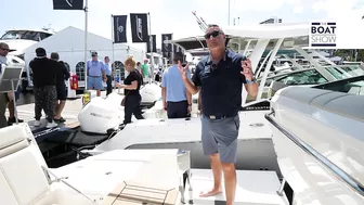 BOSTON WHALER 280 Dauntless seen at the Palm Beach Boat Show 2023 - The Boat Show