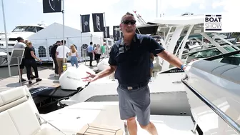 BOSTON WHALER 280 Dauntless seen at the Palm Beach Boat Show 2023 - The Boat Show