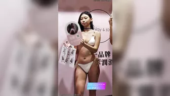 TAE Bikini SG Eri 介紹 攤位上 白色比基尼 Show Girl 艾莉 松山文創園區