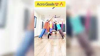 OUTSTANDING ACROBATIC YOGA BY INDIAN COUPLE????||#yoga #shorts #sanak #trending