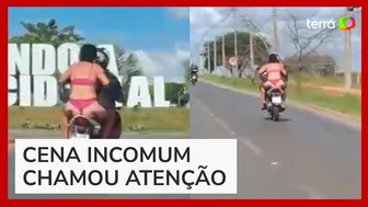 Mulher é flagrada vestindo apenas lingerie em garupa de moto em Goiás