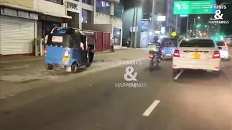 Pak Cricket Team Coaches Travel on Rickshaw in Srilanka