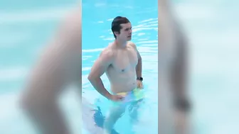 Bodybuilder tries mermaid swimming class