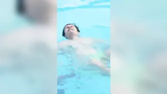 Bodybuilder tries mermaid swimming class