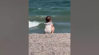 baby enjoying beach ???? arinapisica