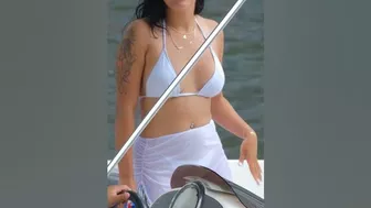 Elegant in White: A Camera-Loving Beauty Greets Boatsnaps Crew on the Miami River!" ???????????? #MiamiRiv