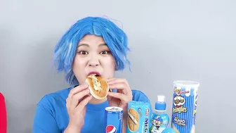 BLUE VS RED FOOD CHALLENGE~! Eating Only 1 Color Food For 24 HRS! Mukbang by HIU 하이유