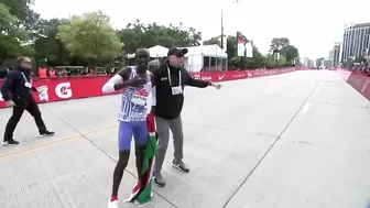 World record set as Kelvin Kiptum wins 2023 Chicago Marathon