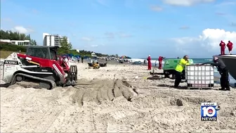 Luxury yacht washes ashore in Palm Beach