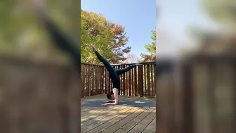 軽井沢の紅葉の中でヨガを楽しむ #shorts #yoga