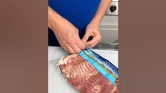 An easy way to separate your bacon without stretching it #shorts