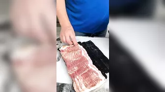 An easy way to separate your bacon without stretching it #shorts