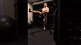 MUAY THAI, Easy & Quick LEG STRETCH Warmup! ✊????✊ #shorts #muaythai #stretching #fitover50