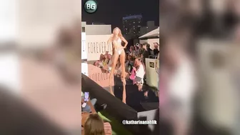 Katharina Mazepa, modelo de bikinis y bañadores