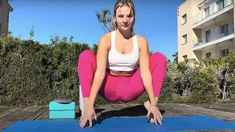 YOGA SPLITS STRETCH. CONTORTION ROUTINE. GYMNASTICS FLEX. FLEXIBLE LEGS