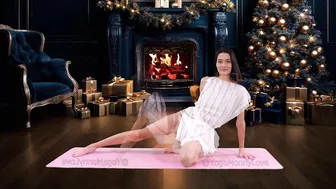 ????Yoga Stretch in Dress Christmas Exercises