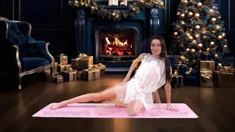 ????Yoga Stretch in Dress Christmas Exercises