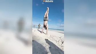 Tulum escenario de persecución, como película de acción, mientras hombre hacia yoga.