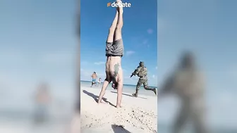 Tulum escenario de persecución, como película de acción, mientras hombre hacia yoga.