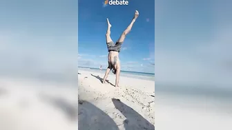 Tulum escenario de persecución, como película de acción, mientras hombre hacia yoga.