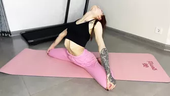 MIDDLE SPLIT STRETCH. FLEXIBLE CONTORTION GIRL. WORKOUT GYMNASTIC FLEX. YOGA SPLITS STRETCH