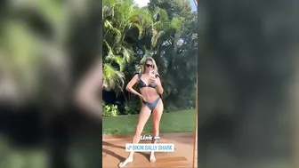 Rocío mostrando más de sus nuevas bikinis