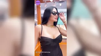 Roxana Ventura - Modelo de bikinis con curvas e influencer de moda | Biografía