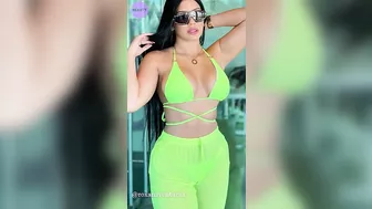 Roxana Ventura - Modelo de bikinis con curvas e influencer de moda | Biografía