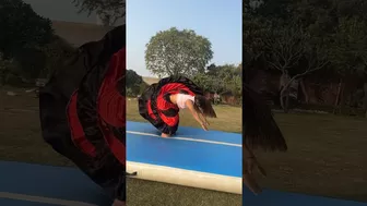 Chakkar aa gye ????‍???? #shorts #ytshorts #gymnast #parkour #trending #sports #yoga #flip