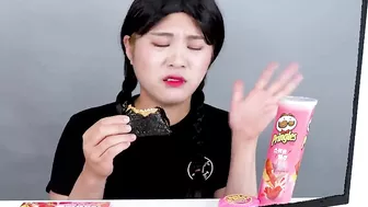 Black Food VS Pink Food Challenge Girls War with Pink and Black by HIU 하이유