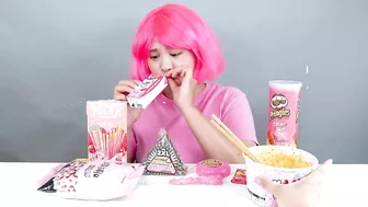 Black Food VS Pink Food Challenge Girls War with Pink and Black by HIU 하이유