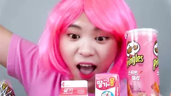 Black Food VS Pink Food Challenge Girls War with Pink and Black by HIU 하이유