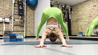 Yoga for split flexibility. Contortion routine. Flexible Gymnast stretch training