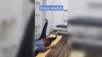 Cross stretch #stretching #mobilitytraining #sportsrehabilitation #prehab