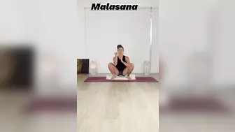 Aprende algunos trucos sencillos para hacer Malasana. #laislayoga #aprendeyoga #malasana #yoga