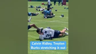 WR Calvin Ridley and Treylon Burks stretching out